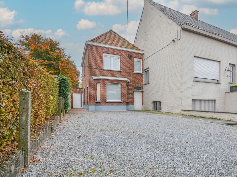 Deze licht te renoveren halfopen bebouwing met twee slaapkamers beschikt over een bewoonbare oppervlakte van 143 m² (volgens EPC-attest) en is gelegen