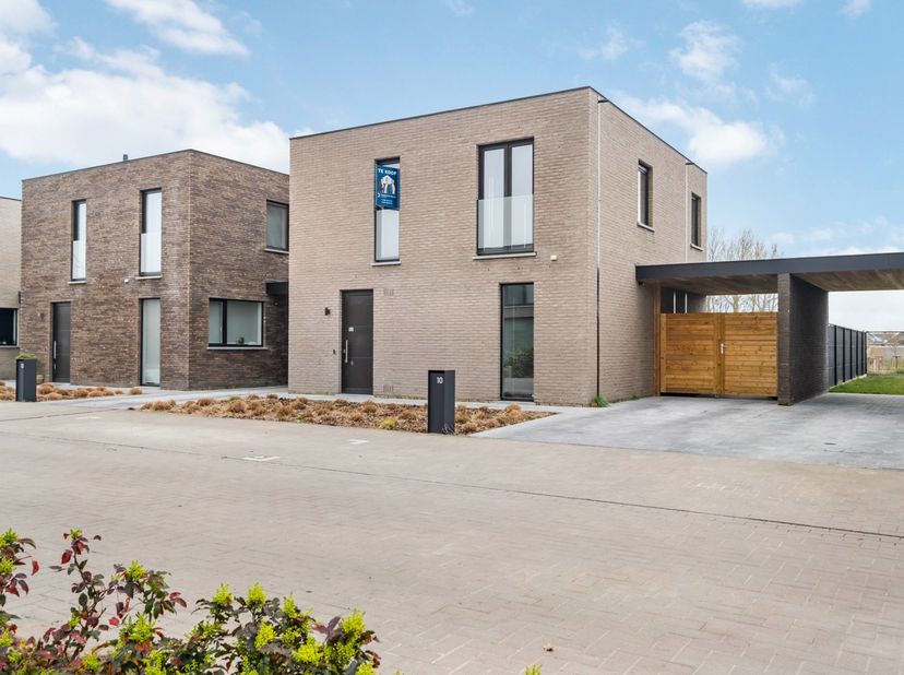 Ontdek deze prachtige, recent gebouwde woning (2019) op een perceel van 294 m², gelegen op een toplocatie in Zedelgem, vlakbij het centrum, belangrijk