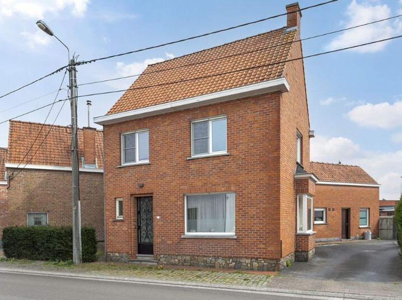 Gezellige woning te koop te Zulte op 269 m². De indeling: inkomhal, living, keuken, bijkeuken/wasplaats met toilet, bergruimte. Op de eerste verdiepin