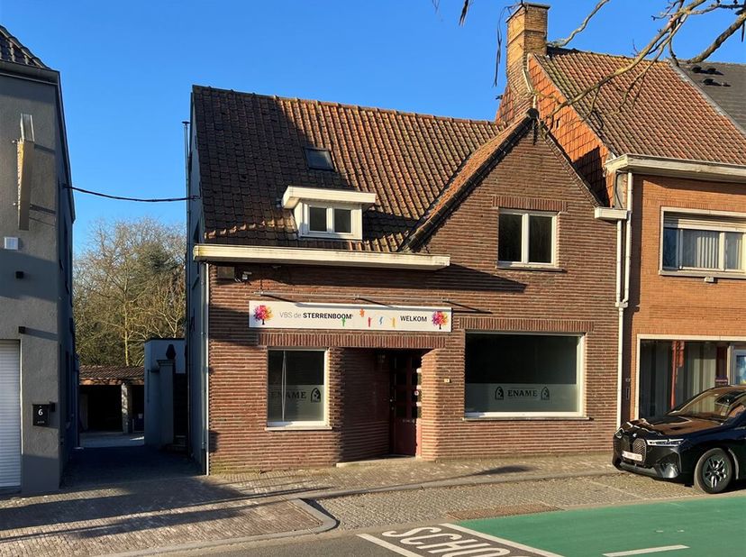 Cette maison spacieuse, prête à être emménagée, offre des possibilités d&#039;utilisation privée ou mixte. Le rez-de-chaussée vous accueille avec un séjour