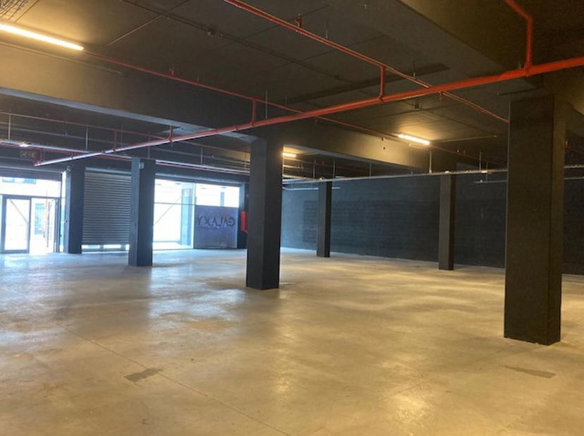 Top gelegen handelsruimte (gelijkvloers) van ca.547 m² in het centrum van Sint-Niklaas. Top locatie!&lt;br /&gt;
Het gelijkvloers wordt gekenmerkt door raam