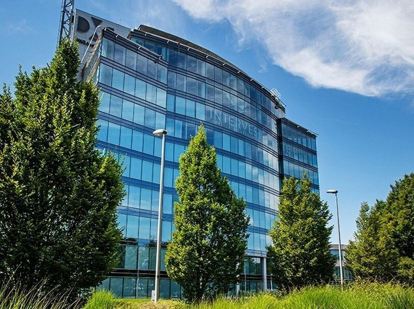 529m² d&#039;espace de bureau au rez-de-chaussée&lt;br /&gt;
Emplacement : à proximité de l&#039;E19 Anvers-Bruxelles&lt;br /&gt;
Spécifications : façade en verre, double v