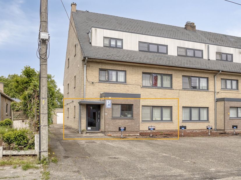 RUIM, GELIJKVLOERS APPARTEMENT MET 3 SLAAPKAMERS, PRIVATE AUTOSTANDPLAATS EN GARAGEBOX TE KURINGEN&lt;br /&gt;
Dit deels te renoveren appartement bevindt zi