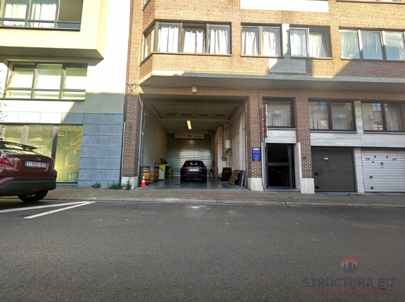 Dit industrieel gebouw in Jette, Brussel, biedt 630 m² magazijnruimte met 100 m² gerenoveerde kantoren, gunstig gelegen nabij de Brusselse ring. Het m