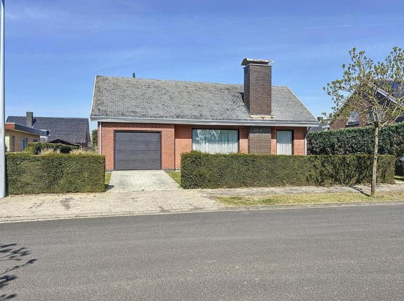 Rustig doch centraal gelegen vrijstaande woning in een residentiële omgeving, bestaande uit een inkomhal met afzonderlijk toilet, berging, lichtrijke