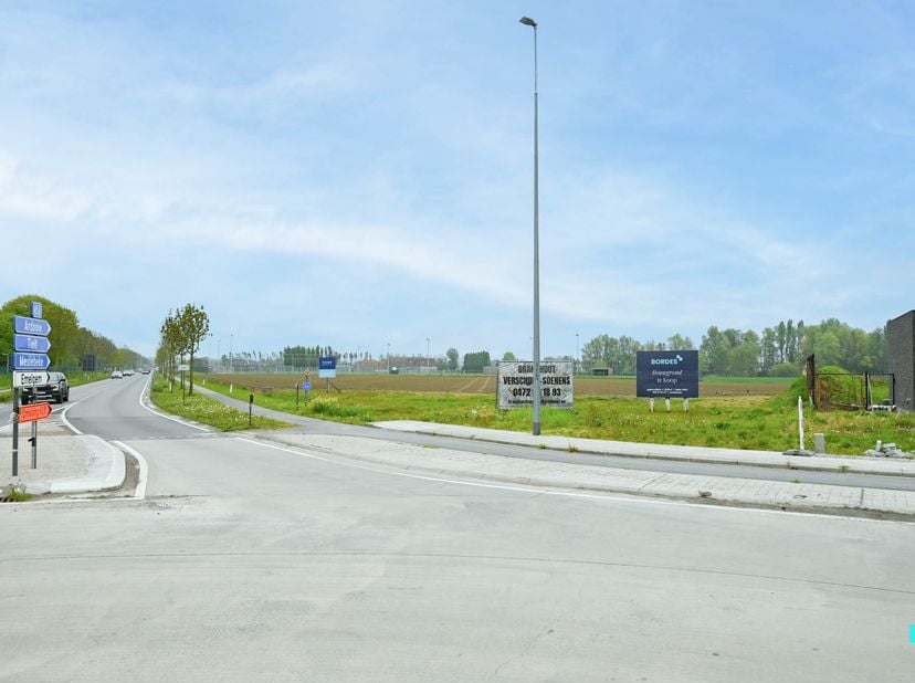 Deze gunstig gelegen bouwgrond van 1102 m² biedt de ideale combinatie van wonen en werken. Gelegen langs de Ringlaan (N50) geniet het perceel van een