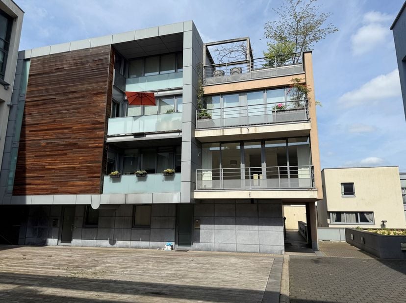 Bel appartement en duplex avec terrasse en plein centre de Nivelles.&lt;br /&gt;
Sis dans la résidence &quot;Les jardins de Lalieux&quot;, ce charmant duplex, entière