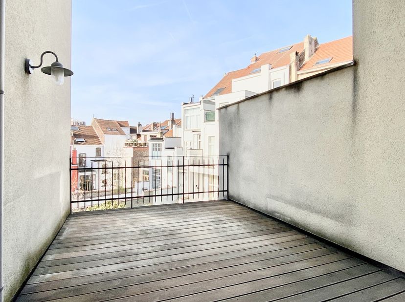 Idéalement situé à Etterbeek, à proximité de Mérode et du Cinquantenaire, au 2e étage dun immeuble Art-déco de 4 étages, nous vous proposons ce superb