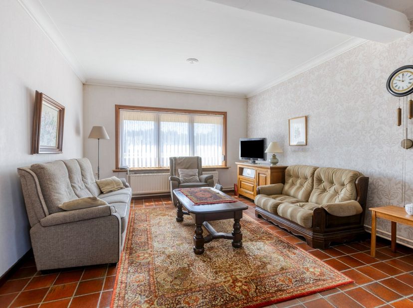 Deze te renoveren woning met drie slaapkamers is uiterst rustig gelegen op een perceel van 912 m², pal op de grens tussen Geel en Sint-Jozef Olen.&lt;br