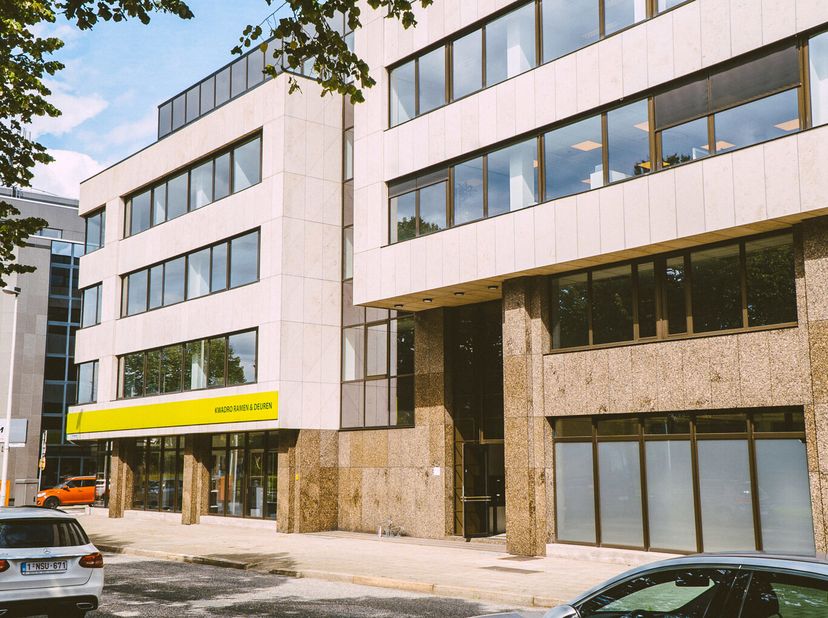 REGENT is een gemoderniseerd kantoorgebouw vlak aan de ring van Antwerpen. Dit veelzijdig kantoor te huur op de derde verdieping kan een positieve sta