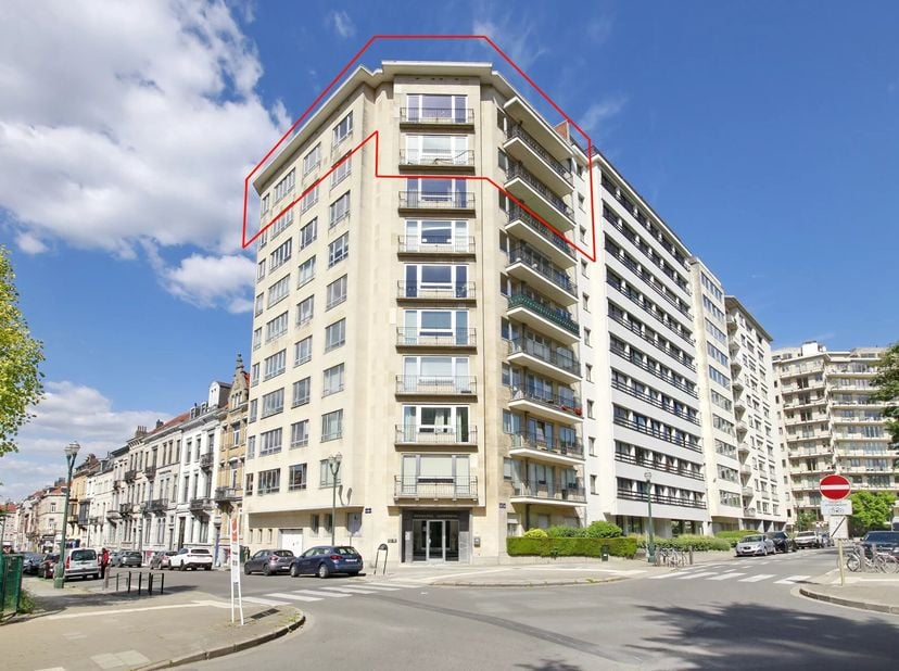 Eurorent biedt u hier een complex aan bestaande uit het penthouse (9e verdieping), dat zelf is ontstaan uit de samenvoeging van 2 penthouses, en een a