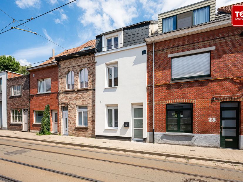 In een rustige buurt op slechts 10 minuten van het bruisende stadscentrum van Gent, verwelkomt deze recent gerenoveerde woning je met open armen.&lt;br /