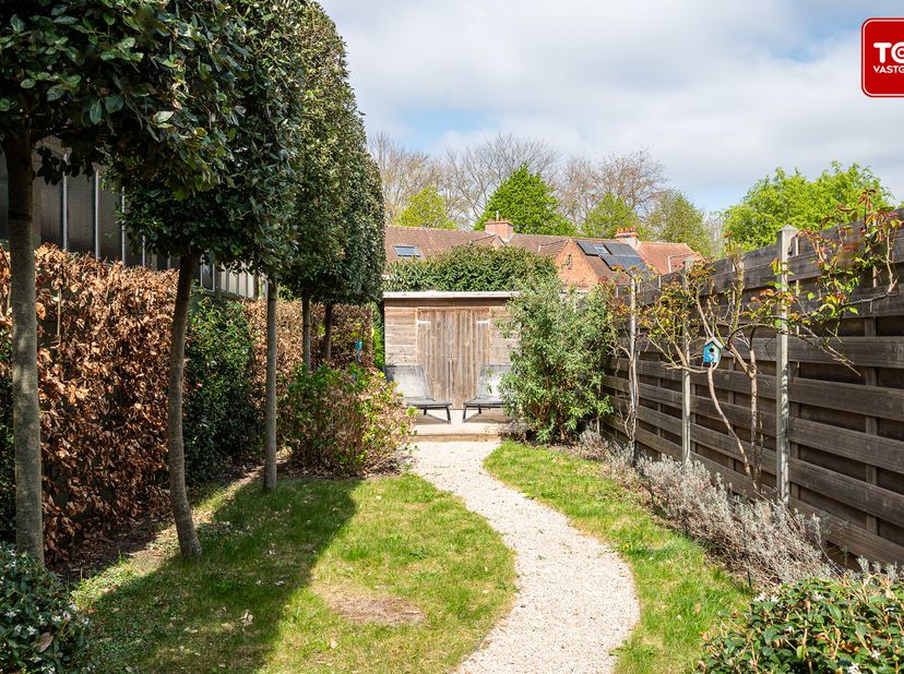 Deze instapklare woning in Gentbrugge biedt een ideale mix van comfort, karakter en een uitstekende ligging. Je woont in een rustige, kindvriendelijke