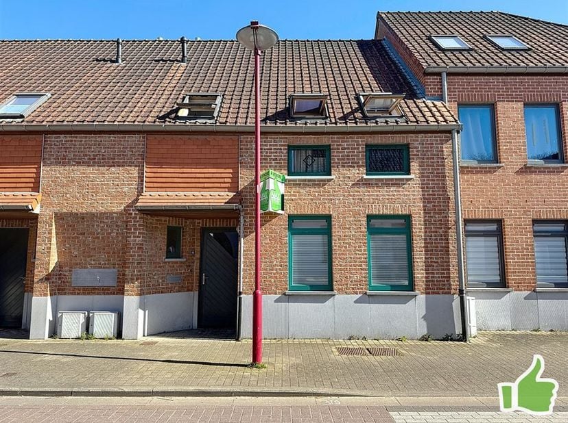 Située dans le secteur prisé d&#039;Estaimpuis, à deux pas de l&#039;école et commerces, cette belle maison 3 chambres vous offre :&lt;br /&gt;
Au RDC : Hall d&#039;entrée