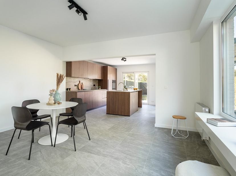 De locatie van deze woning kunnen we gerust top noemen. Hier woon je op een boogscheut van het centrum van Kapellen met de vele winkels, scholen, geze