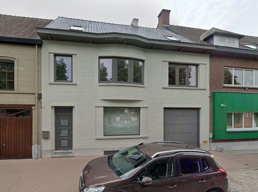 Bent u op zoek naar een prachtige ruime woning in Velzeke? Dan is deze topper zeker iets voor u! Deze woning beschikt over een toffe tuin en grote rui