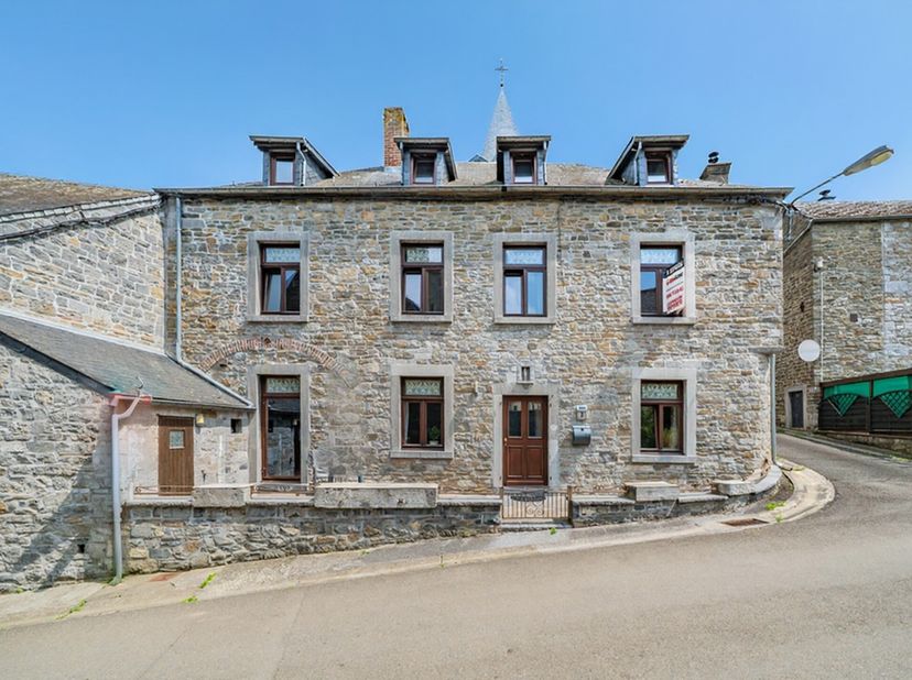 Easyhome vous présente cette charmante maison en pierre, idéalement située dans le village prisé de Spontin.&lt;br /&gt;
Alliant cachet et confort, cette pr