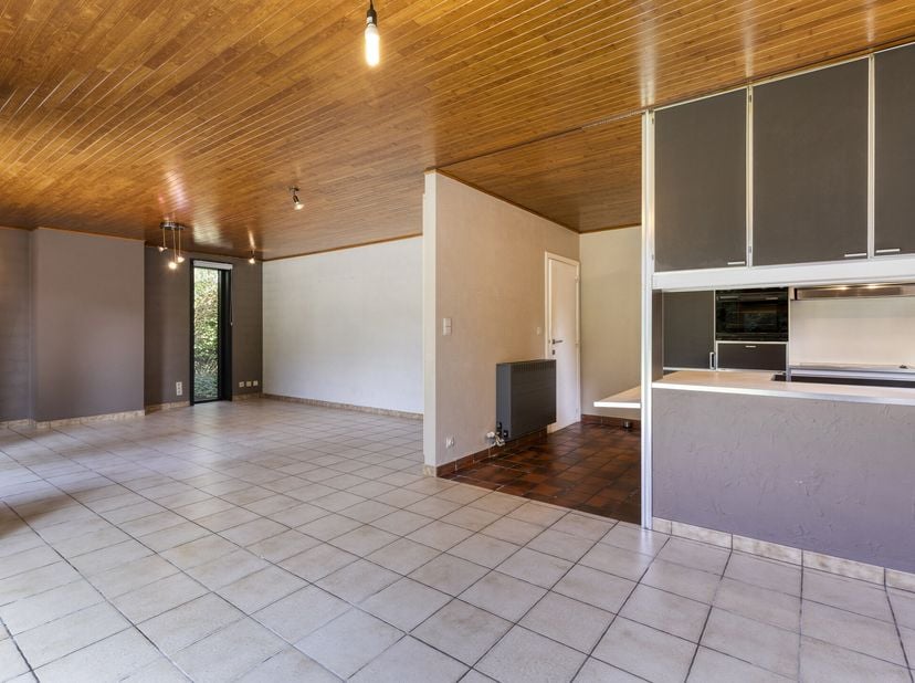 Het huis is gelegen in een kindvriendelijke wijk in Izegem. Ook zijn er diverse supermarkten en buurtwinkels op maar enkele minuten. Kortom, alles in