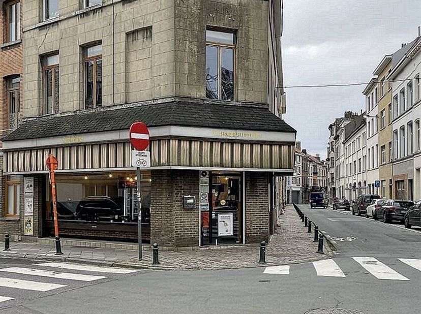 Wijk Fernand Coq - Handelsgelijkvloers van +/- 50 m² bestaande uit een handelsruimte van +/- 35 m², een ingerichte keuken en een WC - Kelder - Dubbele