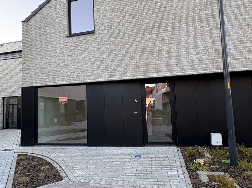 Energiezuinige halfopen nieuwbouwwoning met luxeafwerking! Dichtbij gelegen bij het centrum en andere faciliteiten! Het maximum E-Peil bedraagt E20 wa