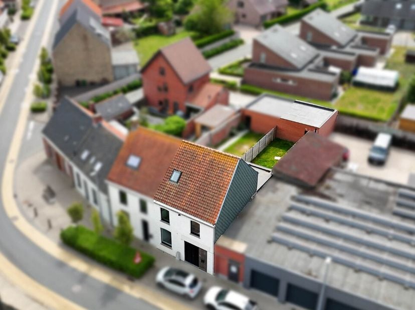 Volledig gerenoveerde woning te koop in VleterenOver de woningDeze volledig gerenoveerde en instapklare woning in het centrum van Vleteren combineert