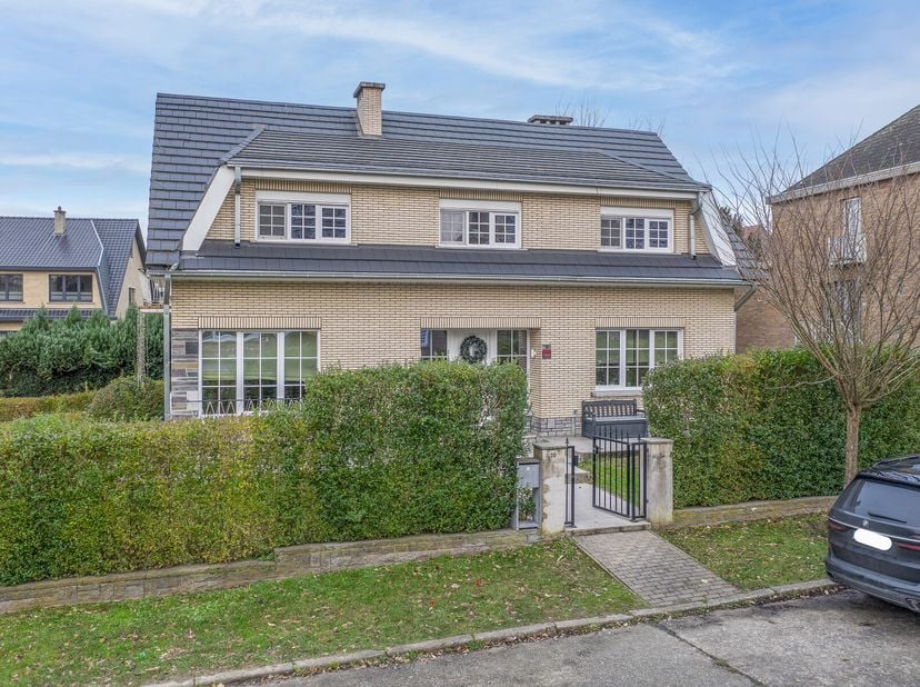 Stijlvolle woning met 4 slaapkamers te Dilbeek&lt;br /&gt;
Zeer rustig gelegen in doodlopende straat - kindvriendelijke omgeving !&lt;br /&gt;
Deze instapklare wo