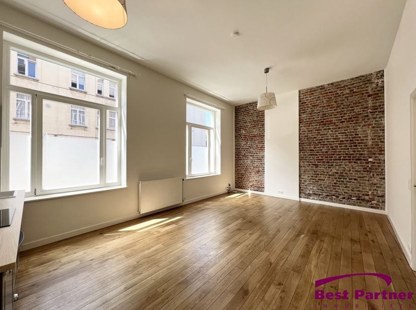 Localisation&lt;br /&gt;
 Superbe studio se trouvant dans un quartier paisible de Schaerbeek, entre le Square Ambiorix et le Parc Josaphat. Il vous offrira