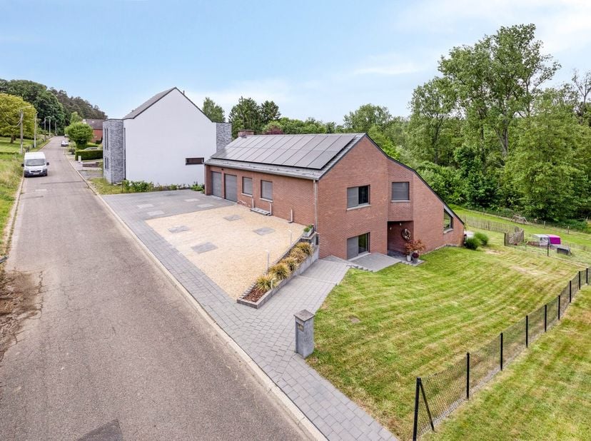 Découvrez votre nouveau foyer dans cette belle villa spacieuse, située dans une impasse sereine du charmant Tombeek. Avec un terrain généreux de 14a83