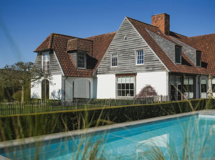 Deze exclusieve villa, gelegen op een royaal perceel van 1.788 m², combineert moeiteloos luxe, comfort en ruimte. Met een bewoonbare oppervlakte van 3
