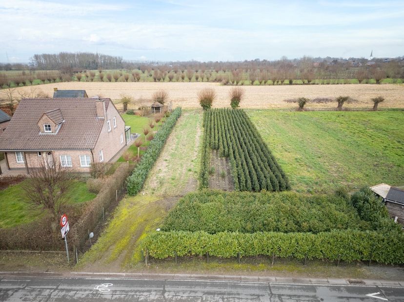 In de Langendam dichtbij het centrum van Sleidinge bieden wij u een mooi perceel bouwgrond aan met een totale oppervlakte van 1103 m² en een achterlig