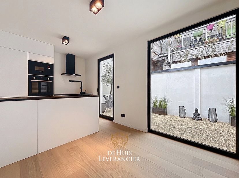 In het hart van Kontich, verscholen in een rustig en pittoreske straatje, staat een woning die met recht een juweeltje genoemd mag worden. Deze woning