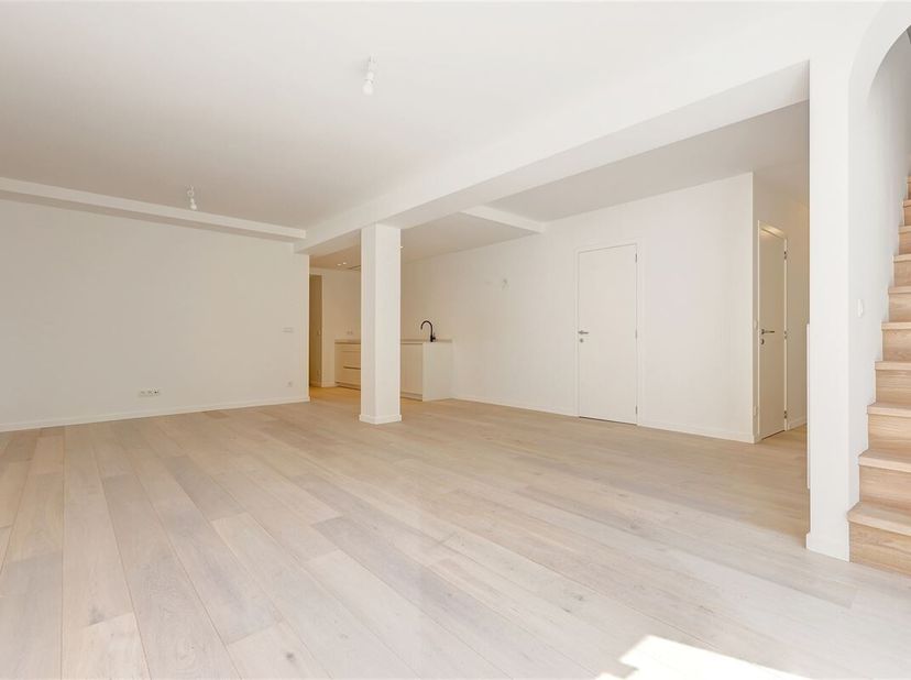 In het centrum van Kontich, vlakbij de Mechelsesteenweg en het Gemeenteplein, staat in de Molenstraat dit gerenoveerde gelijkvloers appartement te koo