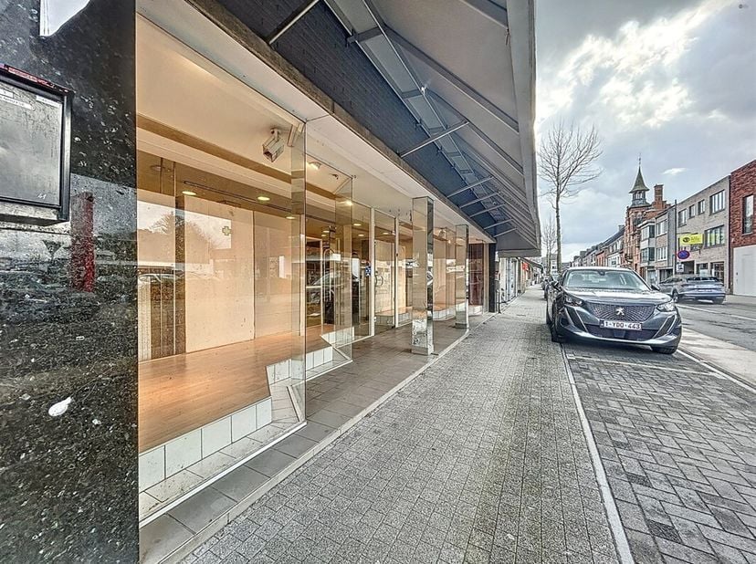 Handelspand met woongelegenheid + 2 appartementen op toplocatie.&lt;br /&gt;
LIGGING : gelegen in de winkelstraat van Sint-Gillis-Waas, over apotheek en sup