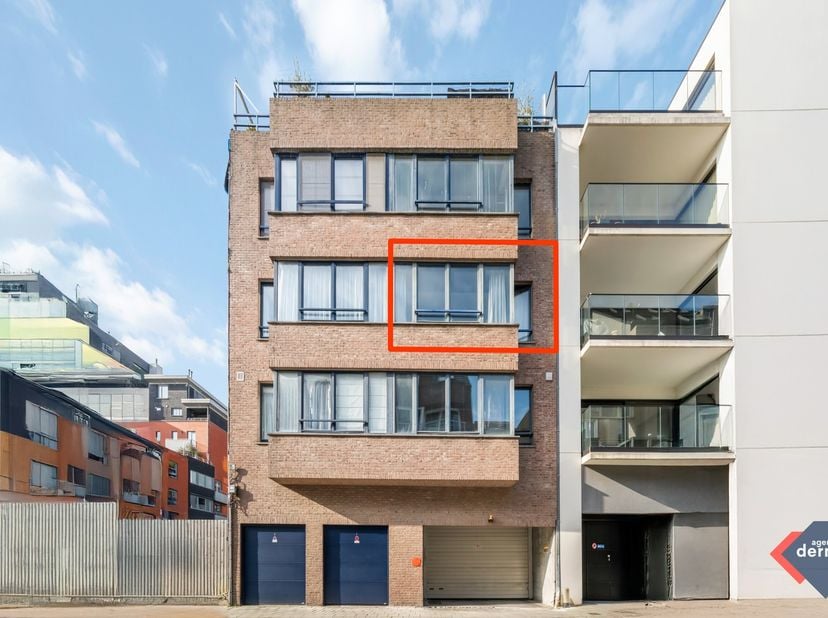 Op zoek naar een interessante investering of een charmant appartement in Oostende? Dit verhuurde appartement met twee slaapkamers op de tweede verdiep