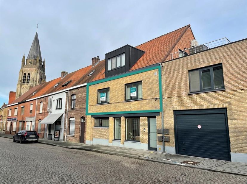 Dit appartement is gelegen in het pittoreske Vlamertinge en situeert zich op de eerste verdieping.&lt;br /&gt;
Deze is ingedeeld in een inkomhal (1,9m²), ee