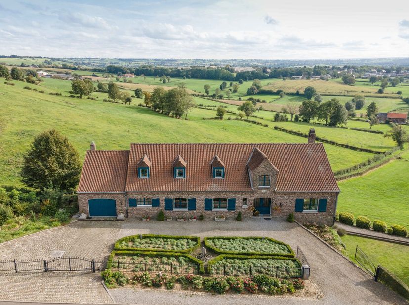 Superbe demeure familiale 6 chambres développant une superficie de +/- 510 m² habitables et bénéficiant d&#039;une vue imprenable et unique. Elle se compos