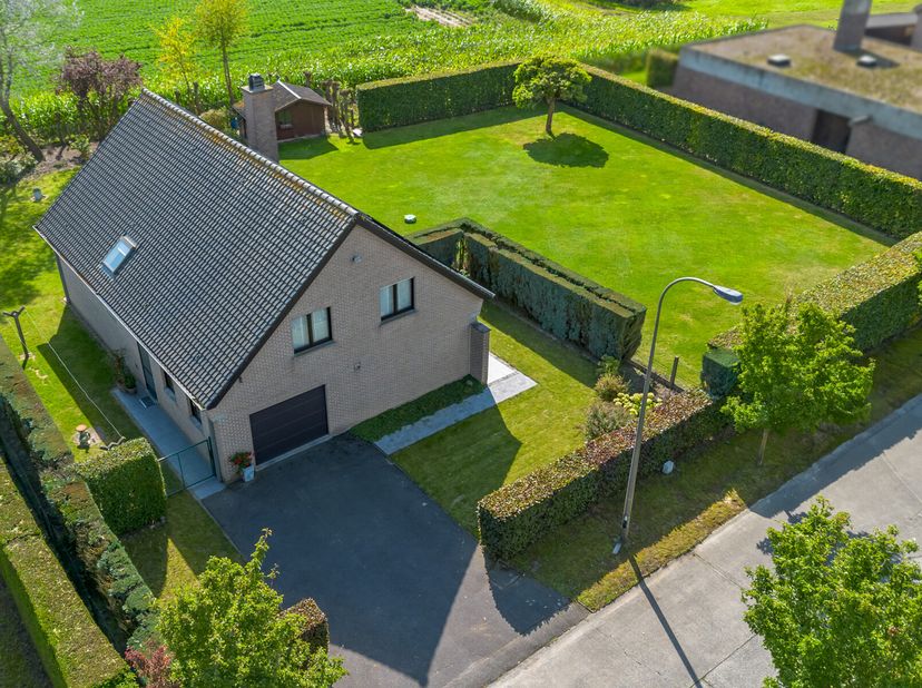 Vous êtes à la recherche d&#039;une opportunité unique de logement ? Cette belle propriété offre non seulement une maison spacieuse sur un terrain de 850 m