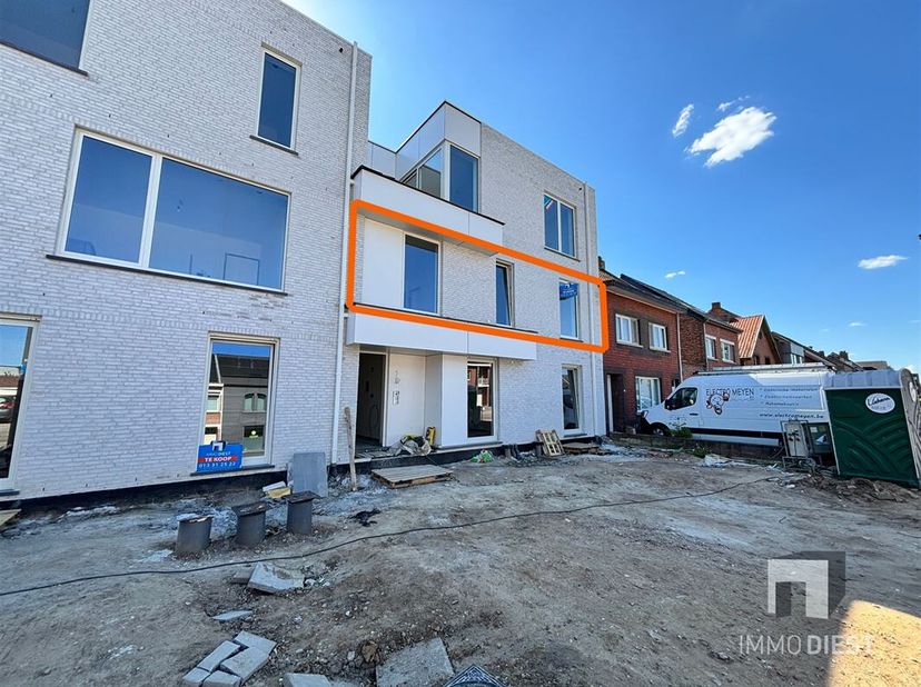 Dit appartement heeft volgende troeven:&lt;br /&gt;
+ Ruime woonkamer&lt;br /&gt;
+ Volledig geïnstalleerde keuken&lt;br /&gt;
+ Veel licht&lt;br /&gt;
+ Twee slaapkamers&lt;br