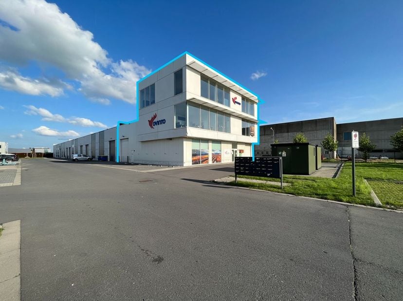 Fantastisch gelegen recent bedrijfsgebouw (2018) bestaande uit 384 m² opslagruimte in combinatie met 454 m² kantoren te koop vlak bij de Knokkebaan (N