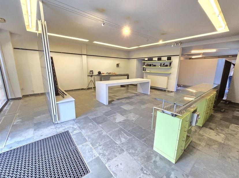 Vastgoed topper aan een scherpe vraagprijs! &lt;br /&gt;
Verborgen Stadswoning met achterliggende loods, stads terras, garage en polyvalent ruime.&lt;br /&gt;
Dez