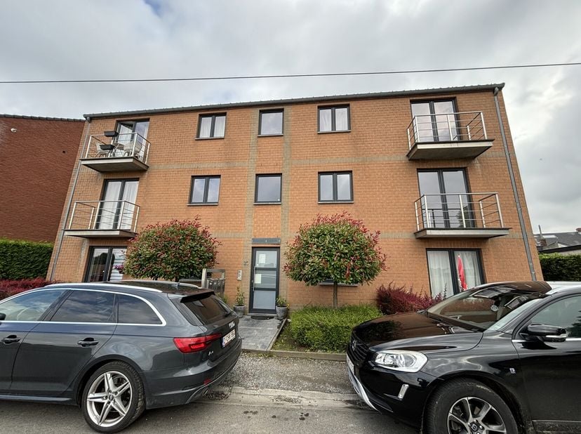 Appartement situé au 1er étage d&#039;une construction récente, endroit proche de tout et à la fois super calme :&lt;br /&gt;
Comprenant  : Grand living, cuisine