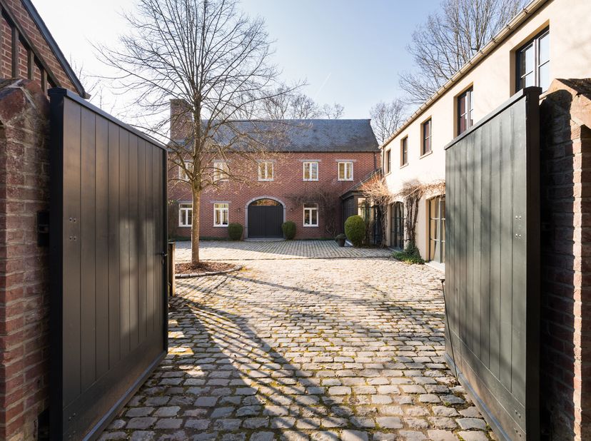 GREZ_DOICEAU, située dans une impasse et en lisière du charmant hameau de Gottechain, splendide PROPRIETE avec bois et étangs sur une parcelle de près