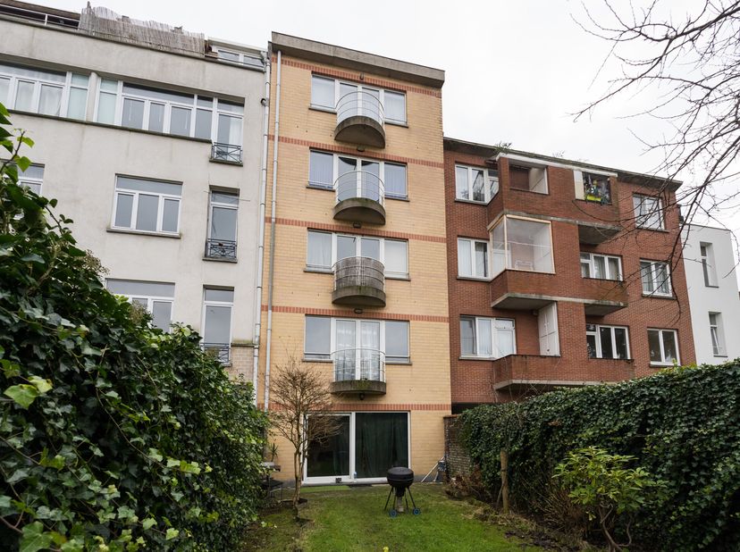 JETTE, à proximité de nombreux commerces et de nombreuses facilités. Magnifique IMMEUBLE DE RAPPORT de 360 m² entièrement rénové avec ascenseur et jar