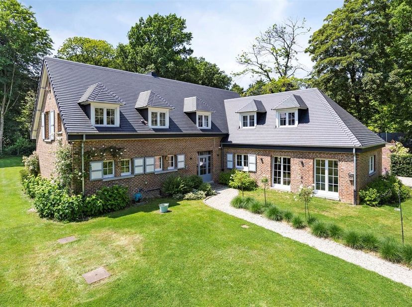 Magnifique villa entièrement rénovée à JEZUS-EIK dans une rue sans issue sur un terrain de +/- 25a58ca avec une surface habitable de +/- 330 m² avec:
