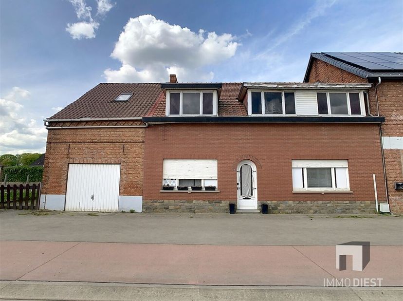 Te renoveren panden op 4a 12ca!&lt;br /&gt;
Dit pand beschikt over 2 huisnummers en heeft veel potentieel voor de handige renovator.&lt;br /&gt;
Beide woningen wo