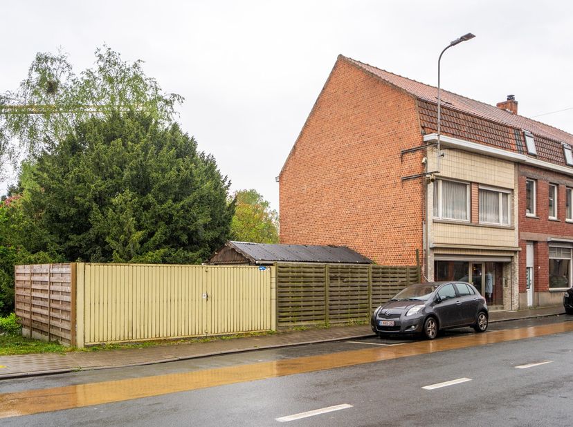 Bent u op zoek naar een interessante ontwikkelingskans in regio Kortrijk?&lt;br /&gt;
Deze eigendom, bestaande uit twee aaneengrenzende woningen met achterl