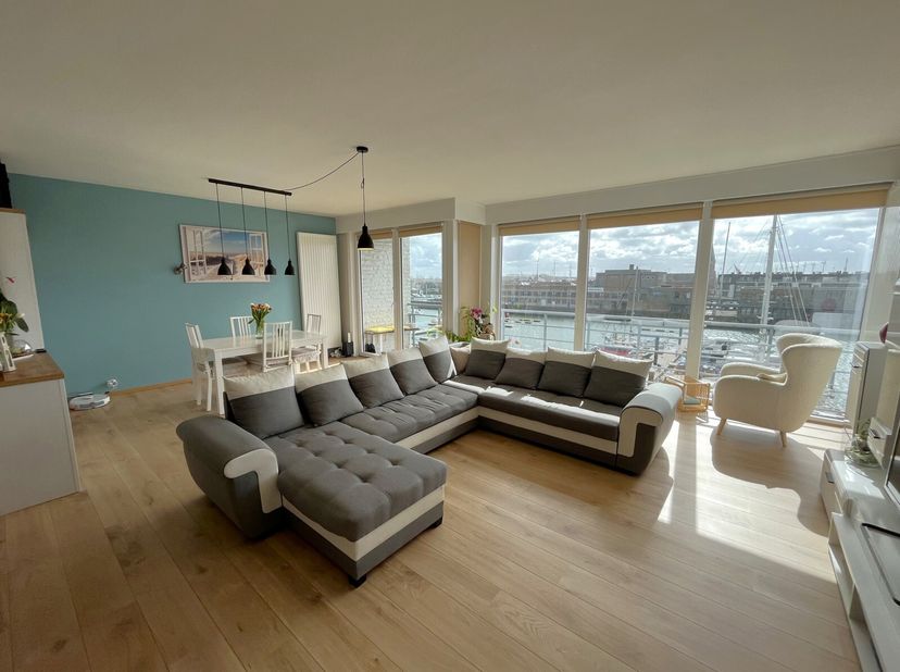 Dit mooi gerenoveerd appartement is gelegen langs de Rederskaai. Vanop de derde verdieping geniet dit appartement dan ook van een subliem en open uitz