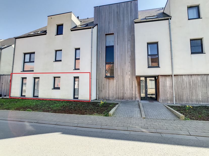 Ce spacieux appartement de deux chambres situé au rez-de-chaussée se trouve à quelques pas du Colruyt et de la Grote Markt de Poperinge. Le stationnem