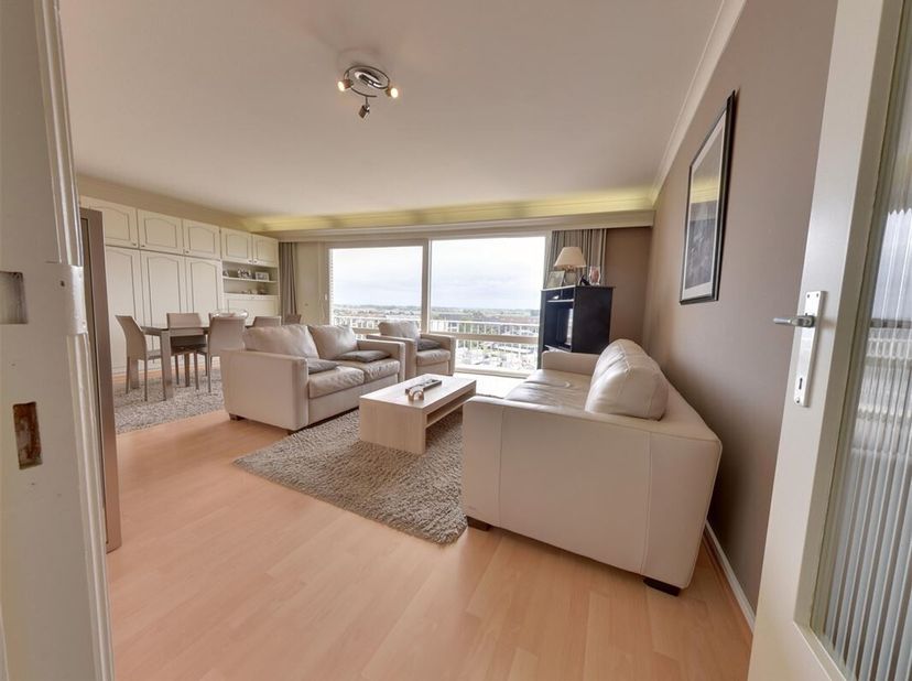 À vendre : studio prêt à emménager au 5e étage de la résidence Verona, idéalement situé du côté ensoleillé. Le séjour lumineux avec coin repas donne a