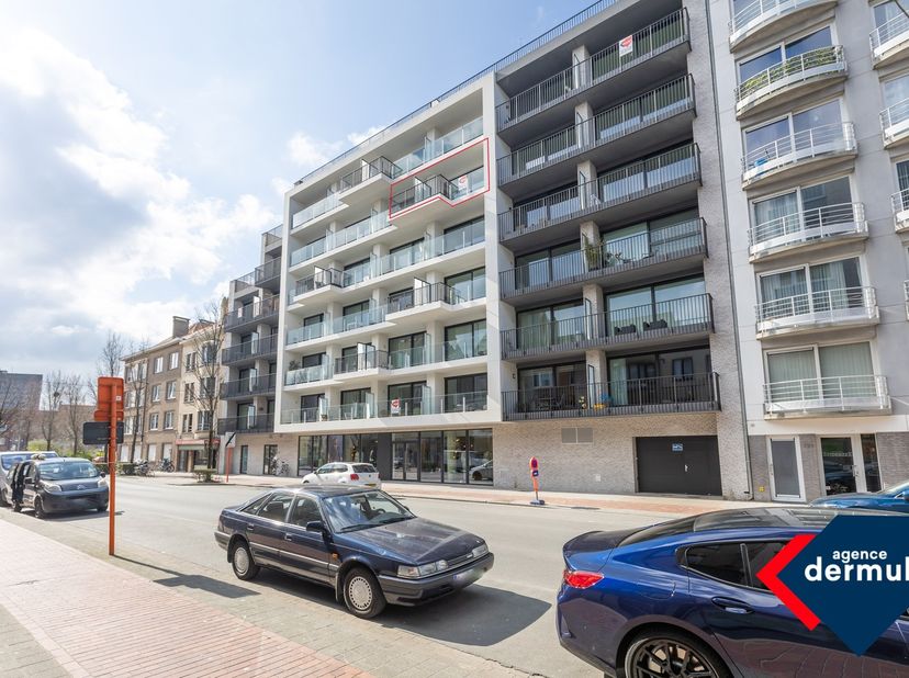 Nabij het hart van Oostende verwelkomen we je in de nieuwbouwresidentie Largo. Dit appartement met 2 slaapkamers is gelegen op de vijfde verdieping. H
